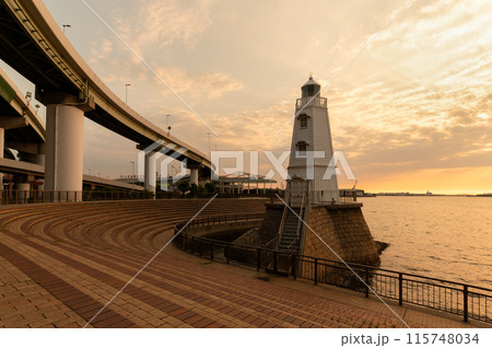 史跡　旧堺燈台と阪神高速　夕景　早い時間帯 115748034