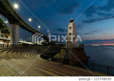 史跡　旧堺燈台と阪神高速　夜景　遅い時間帯 115748039