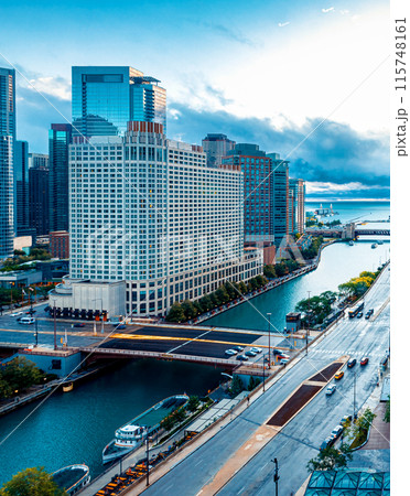 Skyscapers along the Chicago River 115748161