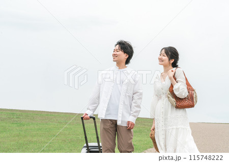 夏の旅行・ハネムーン・新婚旅行に出かける男女のカップル・夫婦 夏の旅行・ハネムーン・新婚旅行に出かける男女のカップル・夫婦 115748222