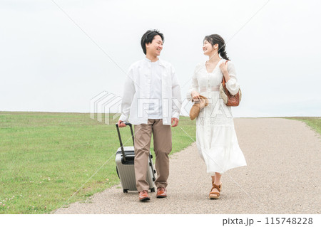 夏の旅行・ハネムーン・新婚旅行に出かける男女のカップル・夫婦 115748228