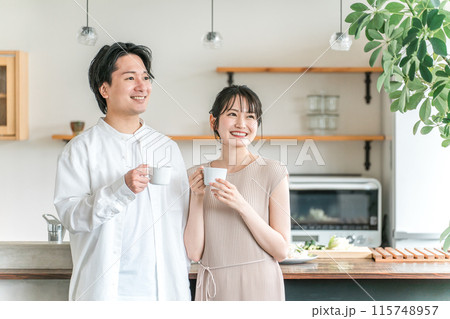 マイホームのキッチン・ダイニングでコーヒーを飲む夫婦・カップル・恋人・パートナー マイホームのキッチン・ダイニングでコーヒーを飲む夫婦・カップル・恋人・パートナー 115748957