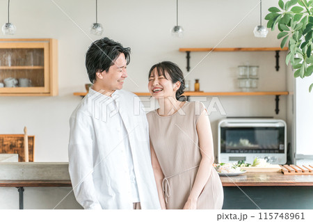 マイホームのキッチン・ダイニングで笑う夫婦・カップル・恋人・パートナー 115748961