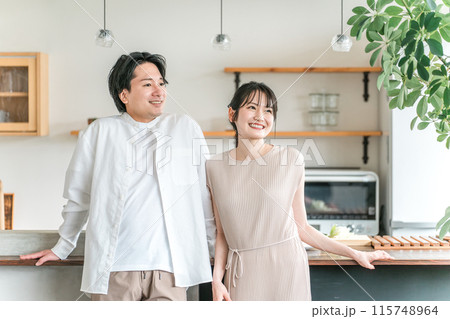 マイホームのキッチン・ダイニングで笑う夫婦・カップル・恋人・パートナー マイホームのキッチン・ダイニングで笑う夫婦・カップル・恋人・パートナー 115748964