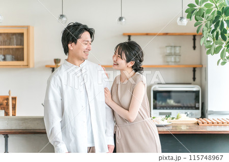 マイホームのキッチン・ダイニングで笑う夫婦・カップル・恋人・パートナー 115748967