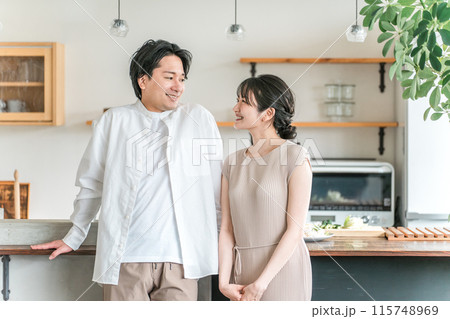 マイホームのキッチン・ダイニングで笑う夫婦・カップル・恋人・パートナー マイホームのキッチン・ダイニングで笑う夫婦・カップル・恋人・パートナー 115748969