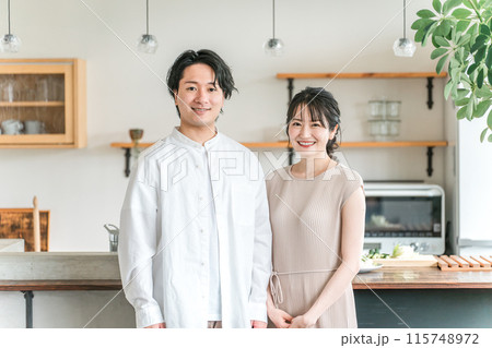 マイホームのキッチン・ダイニングで笑う夫婦・カップル・恋人・パートナー 115748972