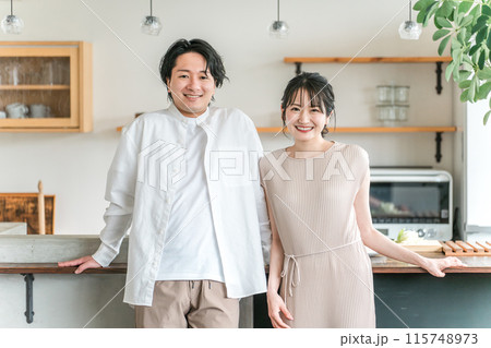 マイホームのキッチン・ダイニングで笑う夫婦・カップル・恋人・パートナー マイホームのキッチン・ダイニングで笑う夫婦・カップル・恋人・パートナー 115748973