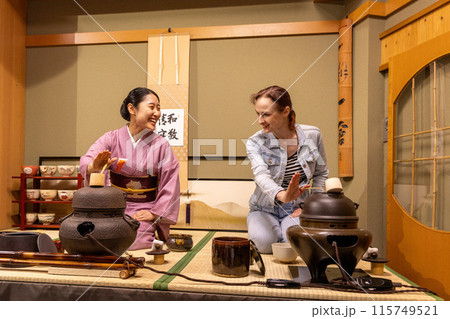 茶道のお点前を習う外国人観光客女性 115749521