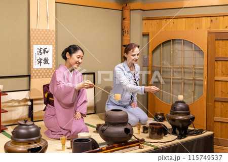 茶道のお点前を習う外国人観光客女性 茶道のお点前を習う外国人観光客女性 115749537