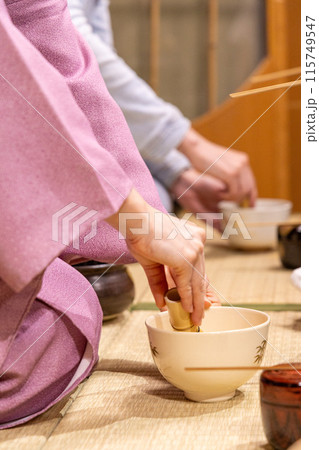 茶道のお点前を習う外国人観光客女性 115749547