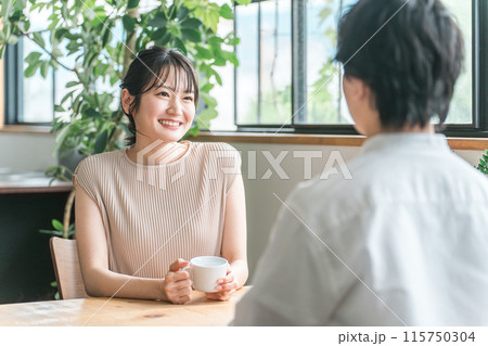 デートでカフェ・飲食店・レストランに来た笑顔の女性 115750304