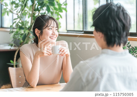 デートでカフェ・飲食店・レストランに来た笑顔の女性 115750305