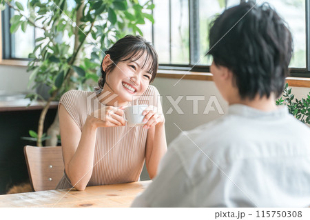 デートでカフェ・飲食店・レストランに来た笑顔の女性 115750308