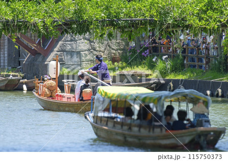 潮来市の観光サッパ舟と船頭さん 潮来市の観光サッパ舟と船頭さん 115750373