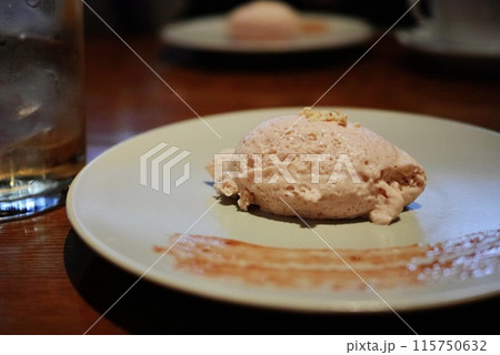 女子会ランチの美味しそうなデザートケーキ 女子会ランチの美味しそうなデザートケーキ 115750632