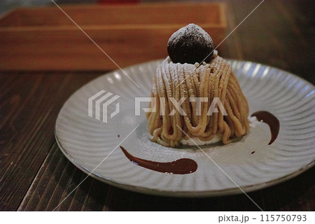 カフェの美味しいモンブラン 115750793