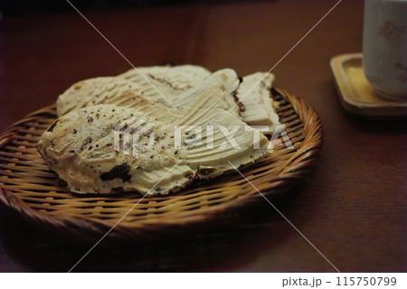 ザルに入った焼きたてのたい焼き 115750799