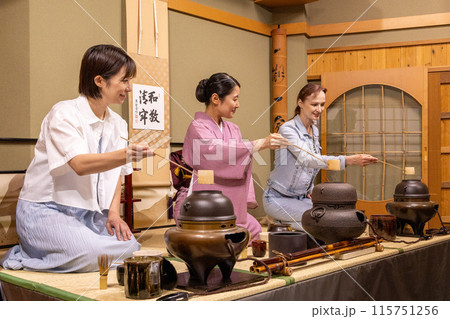 茶道体験をする外国人女性観光客と案内役の日本人女性 115751256