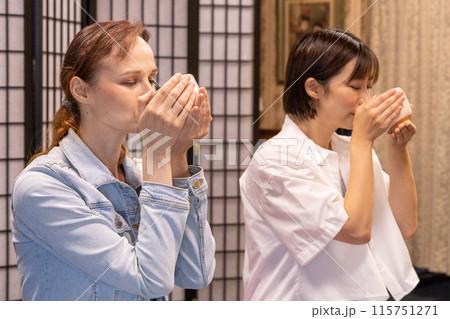 茶道体験をする外国人女性観光客と案内役の日本人女性 茶道体験をする外国人女性観光客と案内役の日本人女性 115751271