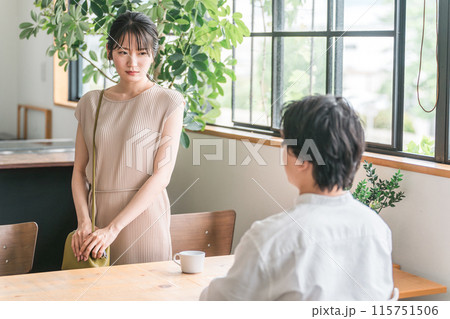 デートでカフェ・飲食店・レストランに来た笑顔の女性 デートでカフェ・飲食店・レストランに来た笑顔の女性 115751506