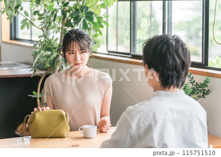 デートで激怒・怒る・睨む女性（夫婦喧嘩） 115751510