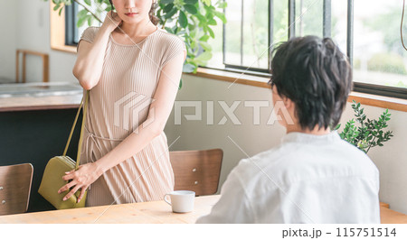 デートでカフェ・飲食店・レストランに来た笑顔の女性 115751514