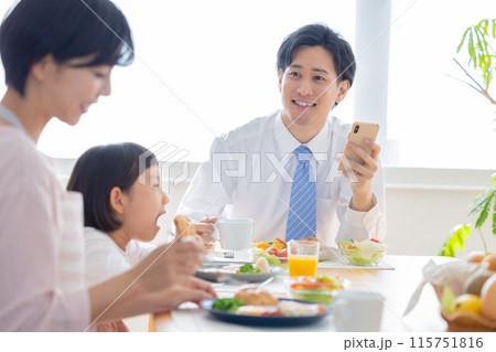 ファミリーイメージ　家族と朝食を食べるお父さん 115751816
