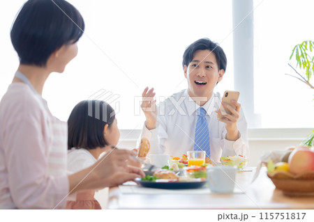 ファミリーイメージ　家族と朝食を食べるお父さん 115751817