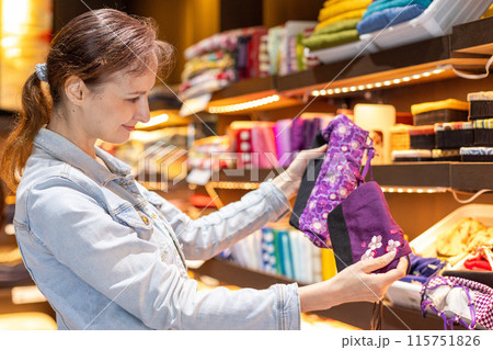 着物レンタル店で和装小物を選ぶ外国人女性観光客 115751826