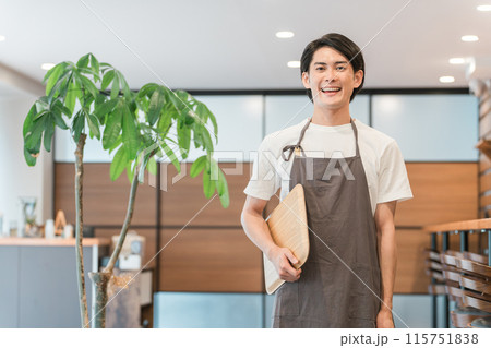 カフェ・飲食店で働くウェイター・カフェ店員・バリスタ・ホールスタッフ カフェ・飲食店で働くウェイター・カフェ店員・バリスタ・ホールスタッフ 115751838