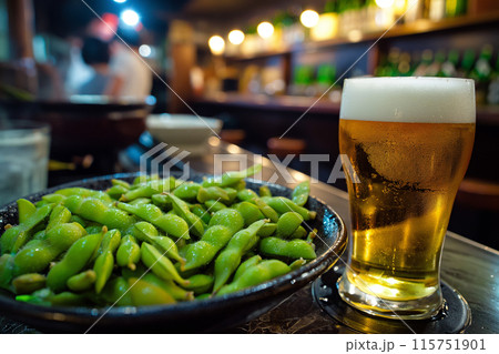 居酒屋で飲む生ビールと枝豆 居酒屋で飲む生ビールと枝豆 115751901