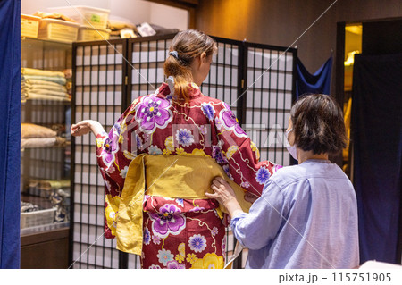 着物レンタル店で着物を着付けて貰う外国人女性観光客 115751905