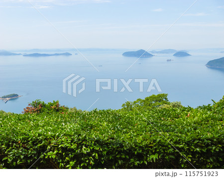 紫雲出山から見下ろす瀬戸内海　香川県の三豊市　旅行 115751923