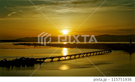 夕暮れの橋のある風景 夕暮れの橋のある風景 115751936