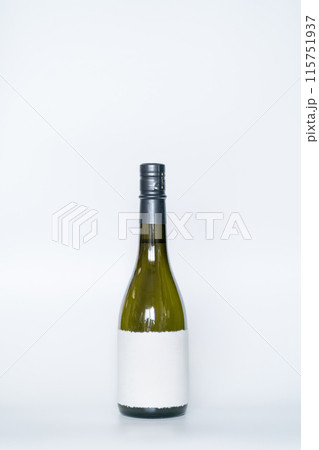 白背景に柄の無いラベルの日本酒(一升瓶) 白背景に柄の無いラベルの日本酒(一升瓶) 115751937