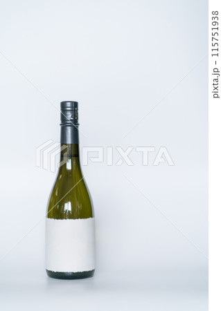 白背景に柄の無いラベルの日本酒(一升瓶) 白背景に柄の無いラベルの日本酒(一升瓶) 115751938