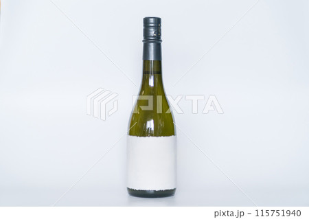 白背景に柄の無いラベルの日本酒（一升瓶） 115751940