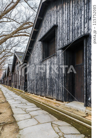 石畳の遊歩道に建ち並ぶ山居倉庫 115752085