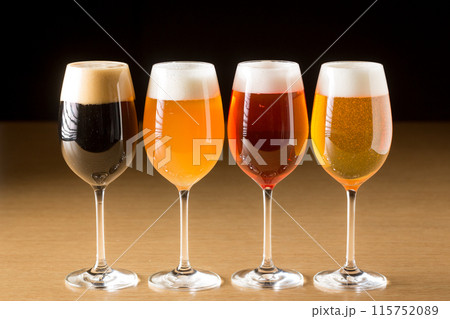 グラスに注がれたクラフトビール 115752089