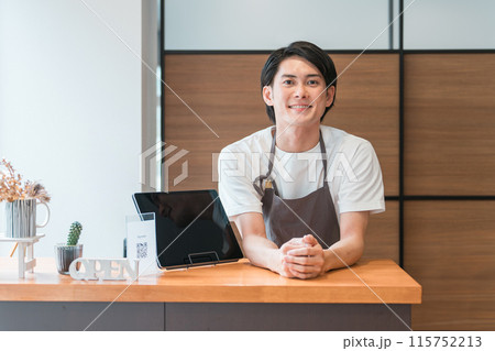 カフェ・飲食店のレジ・会計で働くウェイター・カフェ店員・バリスタ・ホールスタッフ カフェ・飲食店のレジ・会計で働くウェイター・カフェ店員・バリスタ・ホールスタッフ 115752213