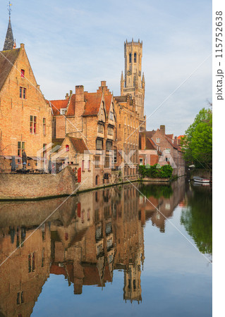 ベルギー ブルージュ ダイフェル運河 早朝 ベルギー ブルージュ ダイフェル運河 早朝 115752638