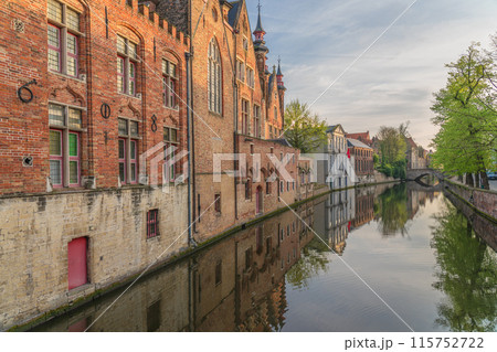 ベルギー　ブルージュ　運河　街並み 115752722