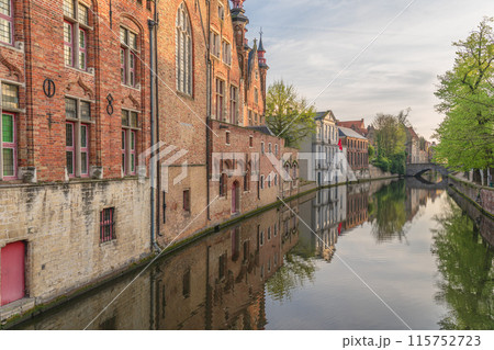 ベルギー ブルージュ 運河 街並み ベルギー ブルージュ 運河 街並み 115752723