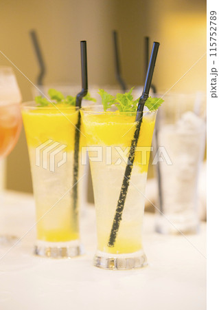 おしゃれなカクテルが並ぶバーカウンターのイメージ画像 115752789