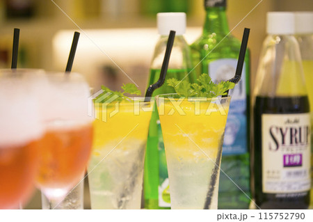 おしゃれなカクテルが並ぶバーカウンターのイメージ画像 115752790