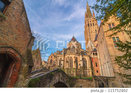 ベルギー　ブルージュ　聖母教会と橋 115752802
