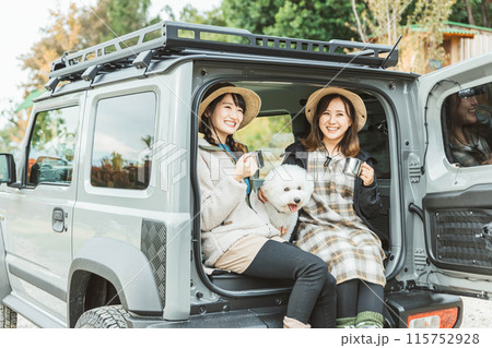 愛犬・ペットと一緒にドライブするアウトドアファッションの女性・友達・親友 愛犬・ペットと一緒にドライブするアウトドアファッションの女性・友達・親友 115752928