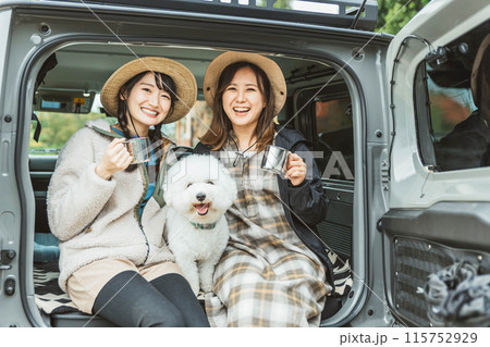 愛犬・ペットと一緒にドライブするアウトドアファッションの女性・友達・親友 愛犬・ペットと一緒にドライブするアウトドアファッションの女性・友達・親友 115752929