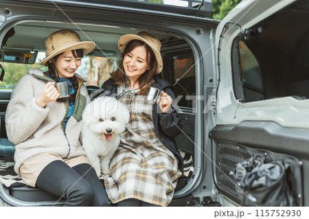 愛犬・ペットと一緒にドライブするアウトドアファッションの女性・友達・親友 愛犬・ペットと一緒にドライブするアウトドアファッションの女性・友達・親友 115752930